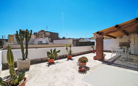 Dimora Avola Centro: Mobilia, Interior Design, Pavimentazione, Pavimento, Tavolo, Legna, Soffitto, Sedia, Camera, Divano