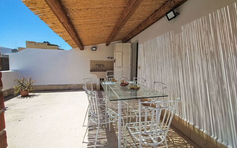 Dimora Avola Centro: Mobilia, Interior Design, Pavimentazione, Pavimento, Tavolo, Legna, Soffitto, Sedia, Camera, Divano