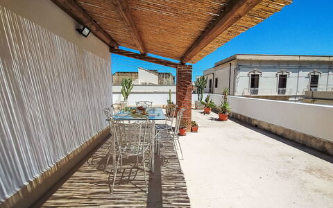 Dimora Avola Centro: Mobilia, Interior Design, Pavimentazione, Pavimento, Tavolo, Legna, Soffitto, Sedia, Camera, Divano
