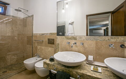 Borgo San Polino: Lavandino Del Bagno, Pavimentazione, Idraulico Fixture, Interior Design, Bagno, Lavello, Pavimento, Rubinetto, Specchio, Idraulico