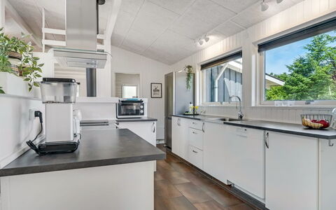 Anemette - 900M from the Sea: Cucina, Legna, Controsoffitto, Apparecchio Major, Soffitto, Interior Design, Elettrodomestico Da Cucina, Pavimentazione, Elettrodomestico, Pavimento
