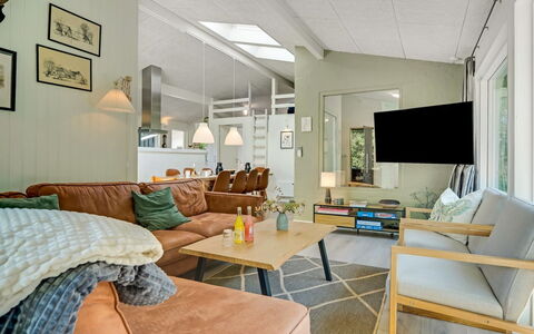 Anemette - 900M from the Sea: Mobilia, Interior Design, Divano, Pavimentazione, Soggiorno, Legna, Soffitto, Pavimento, Camera