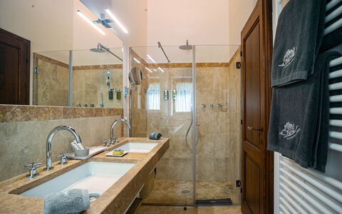 Casa Faraona: Lavandino Del Bagno, Idraulico Fixture, Bagno, Lavello, Pavimentazione, Legna, Interior Design, Pavimento, Rubinetto, Idraulico