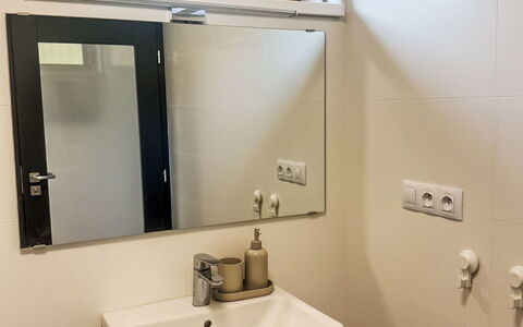 Horní Líšnice: Lavandino Del Bagno, Parete, Idraulico Fixture, Bagno, Interior Design, Lavello, Specchio, Idraulico, Rubinetto, Pavimentazione