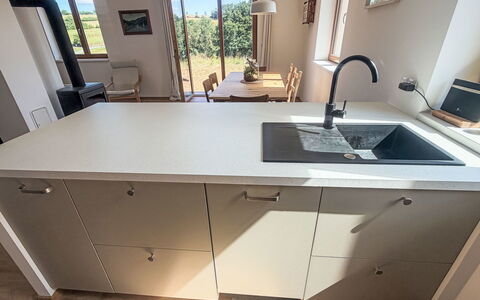 Horní Líšnice: Cucina, Pavimentazione, Controsoffitto, Pavimento, Cabinetry, Lavandino Della Cucina, Lavello, Idraulico Fixture, Interior Design, Rubinetto