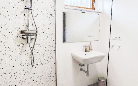 Horní Líšnice: Pavimentazione, Idraulico Fixture, Pavimento, Bagno, Interior Design, Soffitto, Idraulico, Lampada, Soffione Doccia, Piastrella