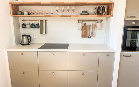 Horní Líšnice: Pavimentazione, Legna, Cucina, Interior Design, Cabinetry, Mobilia, Pavimento, Controsoffitto, Elettrodomestico Da Cucina, Illuminazione