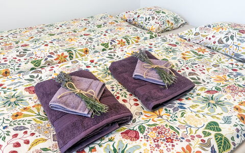 Horní Líšnice: Biancheria, Lenzuolo, Giallo, Camera Da Letto, Tessile, Mobilia, Interior Design, Pavimentazione, Bedding, Letto