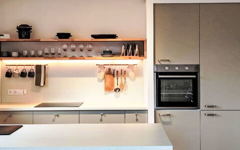 Horní Líšnice: Interior Design, Cucina, Mobilia, Legna, Controsoffitto, Lampada, Soffitto, Elettrodomestico Da Cucina, Illuminazione, Pavimentazione