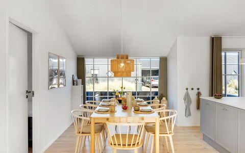 Karoliina - 500M from the Sea: Mobilia, Pavimentazione, Interior Design, Legna, Sala Da Pranzo, Cucina & Sala Da Pranzo Tavolo, Pavimento, Soffitto, Tavolo, Sedia