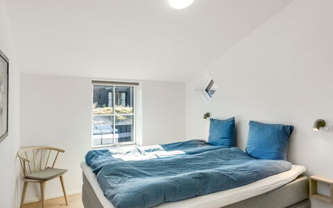 Karoliina - 500M from the Sea: Legna, Pavimentazione, Pavimento, Interior Design, Camera Da Letto, Camera, Soffitto, Bedding, Latifoglie, Letto