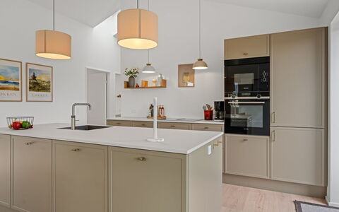 Karoliina - 500M from the Sea: Cucina, Controsoffitto, Interior Design, Cabinetry, Pavimentazione, Elettrodomestico Da Cucina, Legna, Soffitto, Mobilia, Lampada