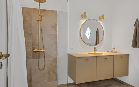 Karoliina - 500M from the Sea: Idraulico Fixture, Pavimentazione, Pavimento, Interior Design, Specchio, Idraulico, Bagno, Lampada, Mobiletto Del Bagno, Rubinetto