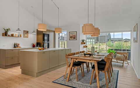 Karoliina - 500M from the Sea: Mobilia, Cucina, Pavimentazione, Interior Design, Legna, Cucina & Sala Da Pranzo Tavolo, Soffitto, Controsoffitto, Pavimento, Sala Da Pranzo