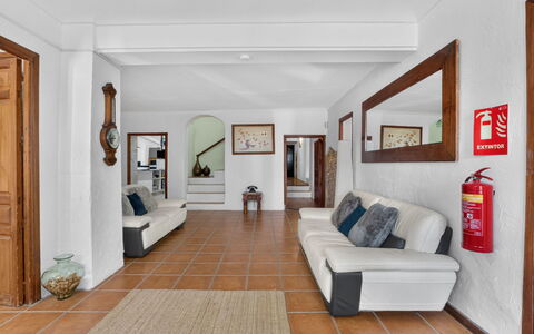 La Buena Vida: Mobilia, Interior Design, Pavimentazione, Pavimento, Divano, Legna, Soffitto, Camera, Soggiorno, Tavolo