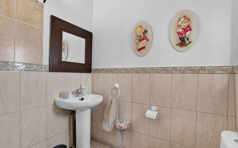 La Buena Vida: Idraulico Fixture, Pavimentazione, Pavimento, Bagno, Interior Design, Lavello, Idraulico, Rubinetto, Lavandino Del Bagno, Toilet Seat