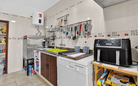 La Buena Vida: Cucina, Apparecchio Major, Elettrodomestico Da Cucina, Pavimentazione, Interior Design, Controsoffitto, Pavimento, Illuminazione, Elettrodomestico, Camera