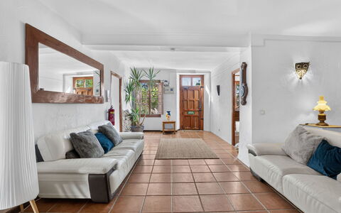 La Buena Vida: Mobilia, Pavimentazione, Pavimento, Interior Design, Divano, Legna, Soffitto, Soggiorno, Camera, Tavolo