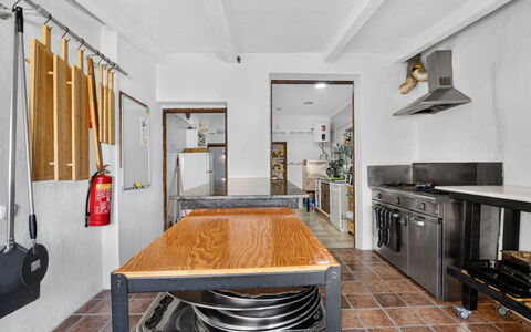 La Buena Vida: Pavimentazione, Legna, Mobilia, Soffitto, Pavimento, Interior Design, Cucina, Illuminazione, Apparecchio Major, Controsoffitto