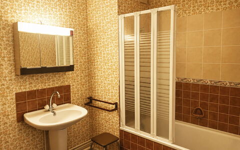 Les Guillemots: Parete, Idraulico Fixture, Bagno, Pavimentazione, Lavandino Del Bagno, Pavimento, Interior Design, Lavello, Rubinetto, Idraulico