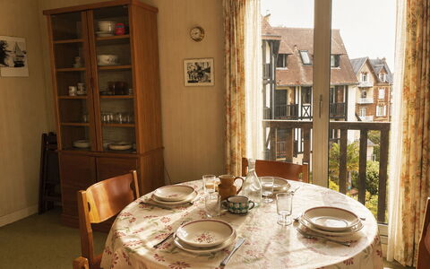Les Guillemots: Mobilia, Legna, Interior Design, Tavolo, Sedia, Tessile, Cucina & Sala Da Pranzo Tavolo, Sala Da Pranzo, Pavimentazione, Camera