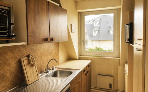 Les Guillemots: Legna, Cucina, Lavandino Della Cucina, Controsoffitto, Lavello, Cabinetry, Marrone, Idraulico Fixture, Rubinetto, Idraulico