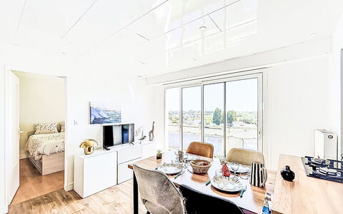 Résidence de la Mer: Appartamento, Pavimento, Soffitto, Camera, Pavimento In Legno, Illuminazione Diurna, Hotel, Attico, Lampada, Soggiorno