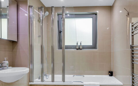 Hoxton 310: Bagno, Interior Design, Idraulico Fixture, Pavimentazione, Pavimento, Vasca Da Bagno, Idraulico, Rubinetto, Lavello, Piastrella