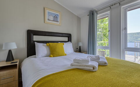 Cìela Lodge on Loch Ness: Camera Da Letto, Letto, Interior Design, Casa, Lenzuolo, Bedding, Appartamento, Pavimento, Telaio Del Letto