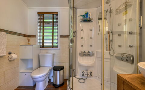Cìela Lodge on Loch Ness: Bagno, Idraulico Fixture, Gabinetto, Lavandino Del Bagno, Interior Design, Pavimentazione, Toilet Seat, Lavello, Pavimento, Idraulico