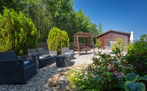 Cìela Lodge on Loch Ness: Arbusto, Giardino, Shade, Landscaping, Mobili Da Esterno, Cortile, Backyard, Sedia, Passerella