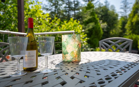 Cìela Lodge on Loch Ness: Mobilia, Tavolo, Mobili Da Esterno, Sedia, Tavolo Esterno, Bicchieri, Cucina & Sala Da Pranzo Tavolo, Terrazza, Giardino, Tavolino Da Caffè