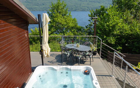 Cìela Lodge on Loch Ness: Idraulico Fixture, Vasca Idromassaggio, Vasca Da Bagno, Piscina, Color Legno, Mobili Da Esterno, Latifoglie, Sedia, Eco Hotel
