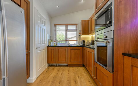 Cìela Lodge on Loch Ness: Cucina, Elettrodomestico Da Cucina, Cabinetry, Controsoffitto, Pavimentazione, Mobilia, Apparecchio Major, Interior Design, Legna, Elettrodomestico