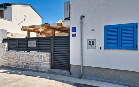 Blazov Dvor: Mobilia, Interior Design, Appartamento, Pavimento, Pavimentazione, Tavolo, Sedia, Soggiorno, Camera, Casa