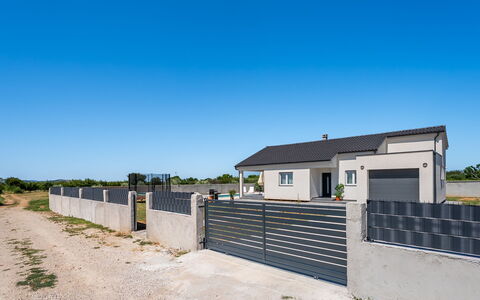 Vila Nik: Mobilia, Interior Design, Appartamento, Pavimento, Pavimentazione, Tavolo, Sedia, Soggiorno, Camera, Casa