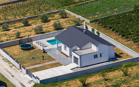 Vila Nik: Mobilia, Interior Design, Appartamento, Pavimento, Pavimentazione, Tavolo, Sedia, Soggiorno, Camera, Casa