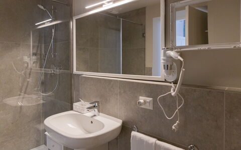 Relais Villa Mirandola: Interior Design, Pavimentazione, Pavimento, Camera, Soffitto, Idraulico Fixture, Idraulico, Bagno, Lavello, Rubinetto