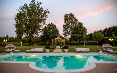 Relais Villa Mirandola: Giardino, Prato, Cortile, Parco, Piscina, Notte, Lampada, Hacienda, Villa, Dimora