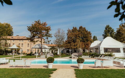 Relais Villa Mirandola: Piscina, Giardino, Estate, Landscaping, Cortile, Cortile, Shade, Prato, Baldacchino, Struttura Esterna