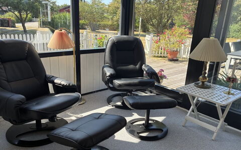 Aiske - 700M from the Sea: Mobilia, Sedia, Pavimento, Pelle, Comfort, Bracciolo, Soggiorno, Design