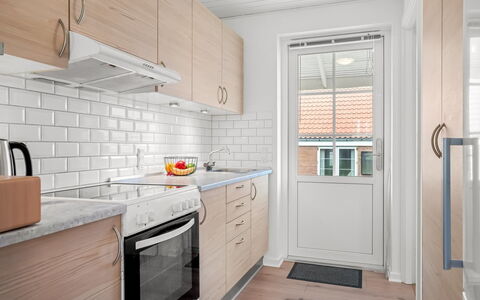 Ineke - 200M from the Sea: Pavimentazione, Legna, Cucina, Controsoffitto, Cabinetry, Interior Design, Apparecchio Major, Pavimento, Elettrodomestico Da Cucina, Casa