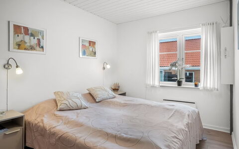 Ineke - 200M from the Sea: Letto, Camera Da Letto, Parete, Lenzuolo, Interior Design, Soffitto, Bedding, Legna, Mobilia, Pavimento