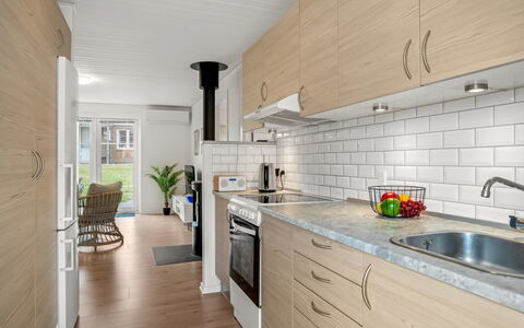Ineke - 200M from the Sea: Controsoffitto, Cucina, Pavimentazione, Mobilia, Legna, Interior Design, Pavimento, Lavello, Cabinetry, Elettrodomestico Da Cucina