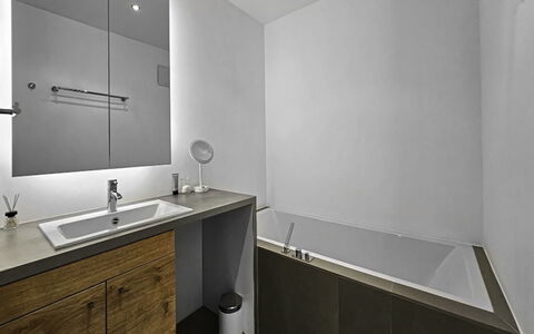 Weidach 10 Top 6: Pavimentazione, Parete, Idraulico Fixture, Bagno, Interior Design, Pavimento, Rubinetto, Lavello, Mobiletto Del Bagno, Lavandino Del Bagno