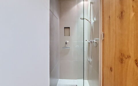 Das Weidach: Pavimentazione, Legna, Idraulico Fixture, Bagno, Pavimento, Interior Design, Soffione Doccia, Doccia, Idraulico, Pannello Doccia