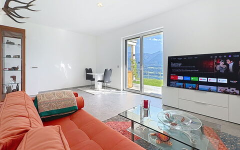Karawanken Panorama: Interior Design, Televisione, Mobilia, Soggiorno, Soffitto, Set Televisivo, Camera, Dispositivo Elettronico