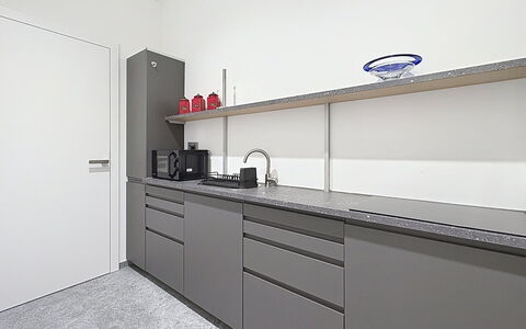 Karawanken Panorama: Cabinetry, Interior Design, Cucina, Pavimentazione, Mobilia, Controsoffitto, Cassetto, Camera, Scaffalature, Elettrodomestico Da Cucina