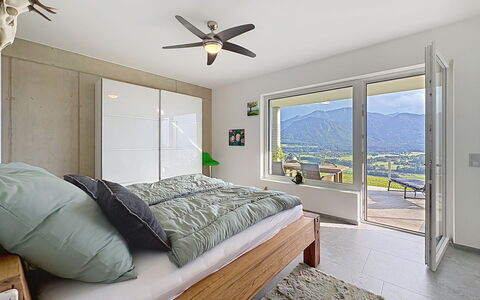Karawanken Panorama: Interior Design, Mobilia, Camera Da Letto, Soffitto, Pavimentazione, Letto, Legna, Pavimento, Camera, Illuminazione