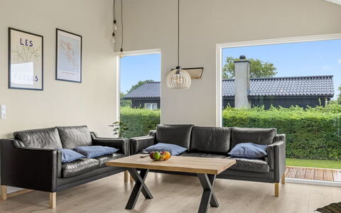 Illona - 200M from the Sea: Mobilia, Pavimentazione, Legna, Pavimento, Divano, Interior Design, Pavimento In Legno, Soggiorno, Pavimento Laminato